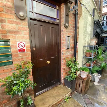 York's Grape Lane - Middle Floor *